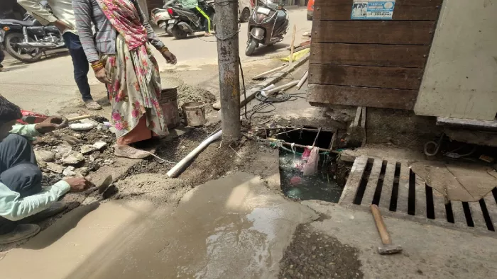 पानी की पाइप लाइन टूटने से नालियों में बह जाता है पानी (फाइल फोटो)