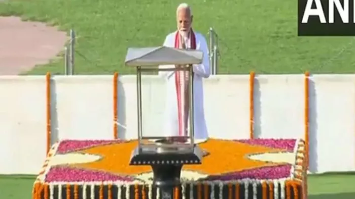 Narendra Modi Swearing-in Ceremony: शपथ लेने से पहले राजघाट पहुंचे नरेंद्र मोदी।