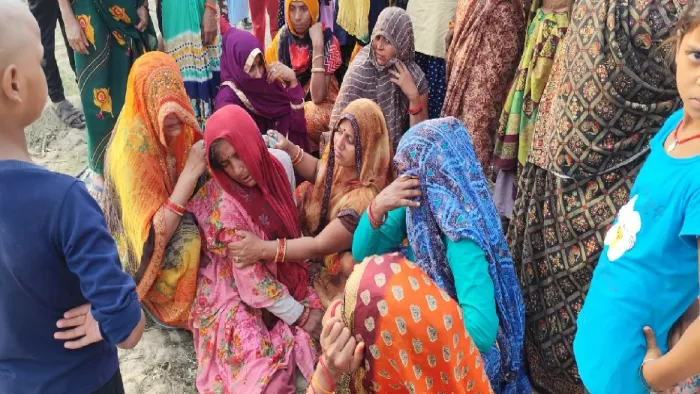 घटना के बाद बिलखते स्वजन मौजूद गांव की महिलाएं। जागरण