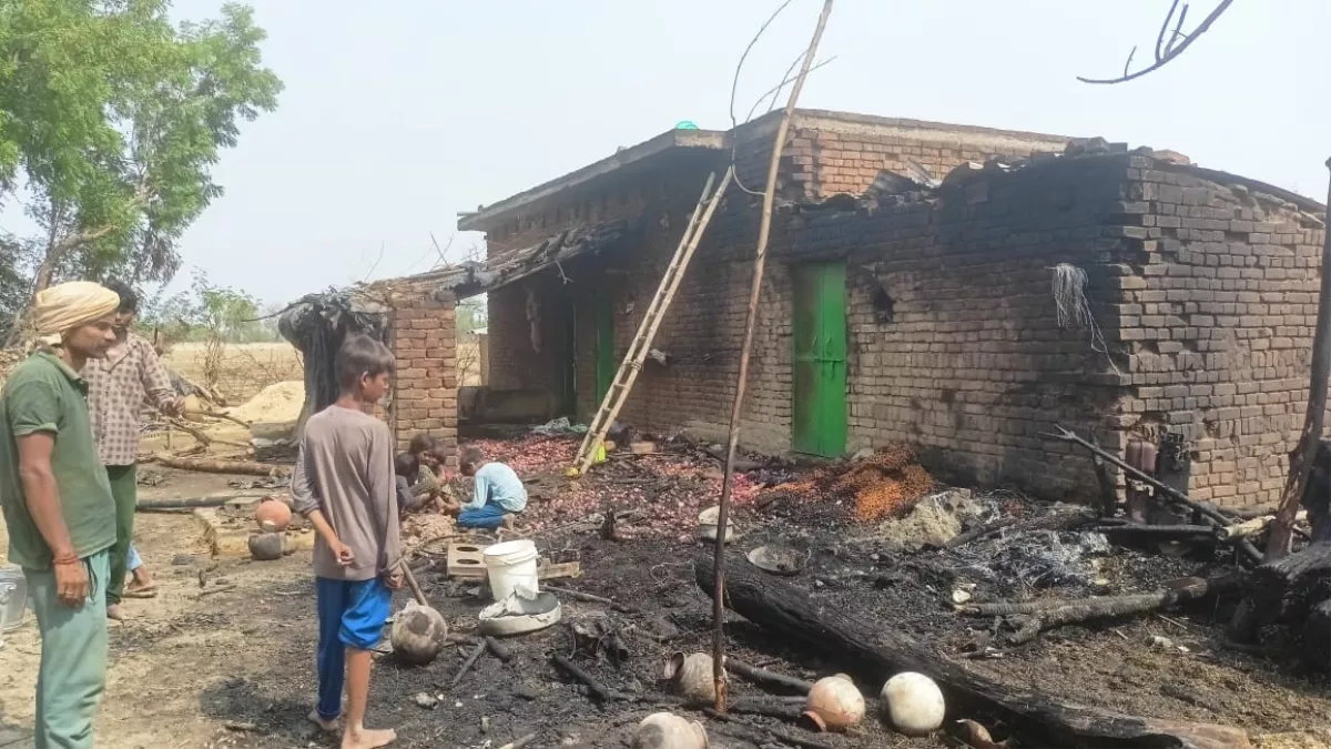Mahoba News: खेत पर बनी झोपड़ी में शार्ट सर्किट से लगी आग, डेढ़ लाख का नुकसान, बुझाने के प्रयास में महिला भी झुलसी