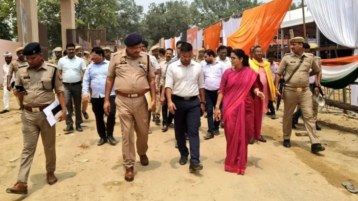 सीएम के आगमन से पूर्व तैयारियों का जायजा लेते आईजी अमित पाठक व मौजूद डीएम मोनिका रानी, एसपी आरएन सिंह।
