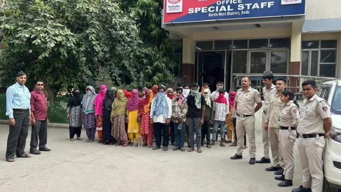पुलिस ने 11 बांग्लादेशी परिवारों को पकड़ा।