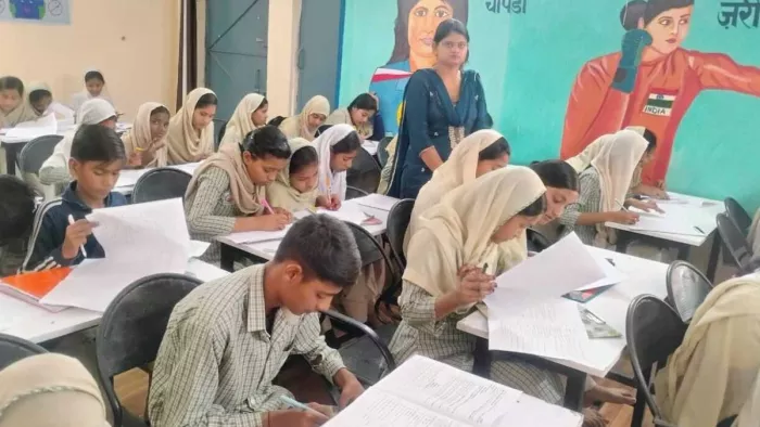 खंदावली स्थित पीएम श्री विद्यालय में पढ़ते हुए विद्यार्थी। जागरण आर्काइव