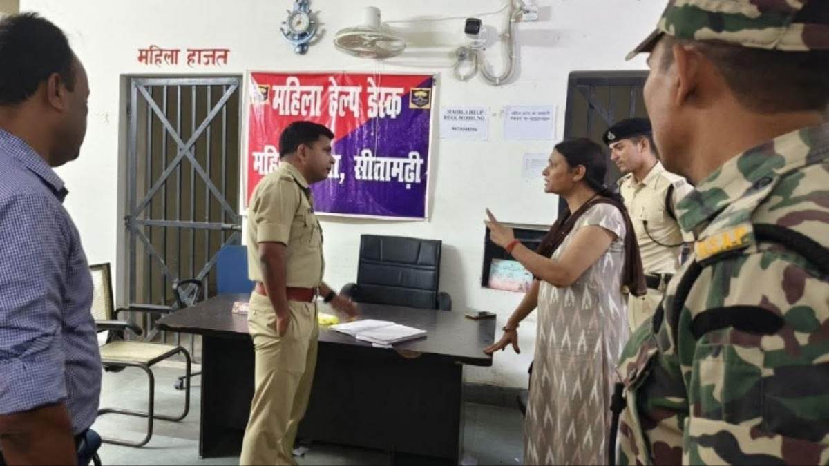 sitamarhi news sp amit ranjan inspects police stations warns of action