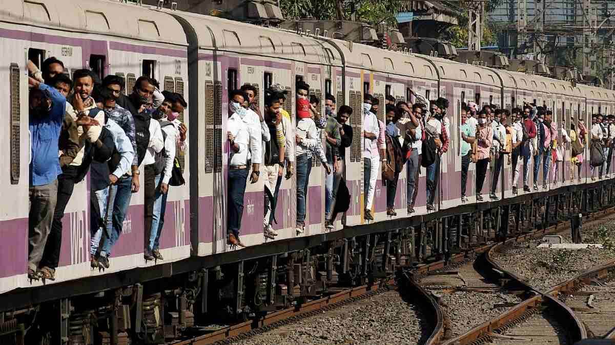 maharashtra passengers travelling towards csmt fell from the train at thane mumbra railway station latest update