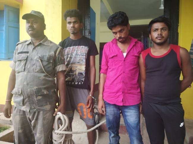 Khaskhabar/साइबर:पुलिस ने करमाटांड़ थाना क्षेत्र के देवलबाड़ी गांव में छापेमारी