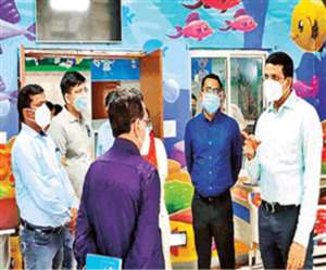 रांची के सदर अस्पताल में बनाए गए शिशु वार्ड का निरीक्षण करते अधिकारी। जागरण