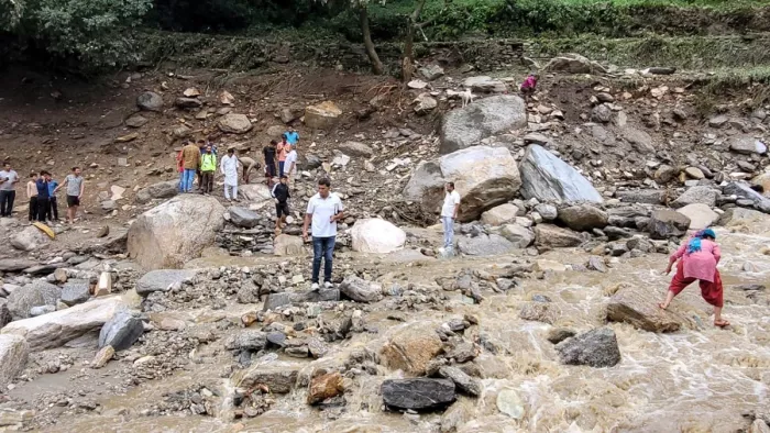 यातायात पूरी तरह बंद हो गया है। लोगों खेत-खलिहान भी मलबे में तब्दील हो गए हैं।