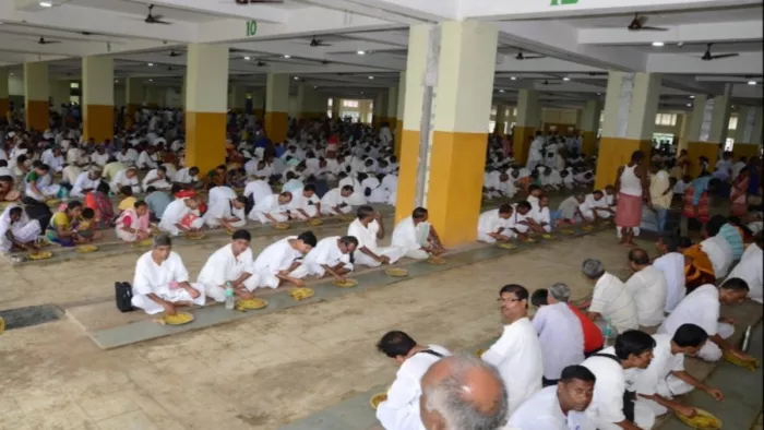 Satsang Ashram Deoghar: यहां पूरे वर्ष नि:शुल्क प्रसाद वितरण होता है।