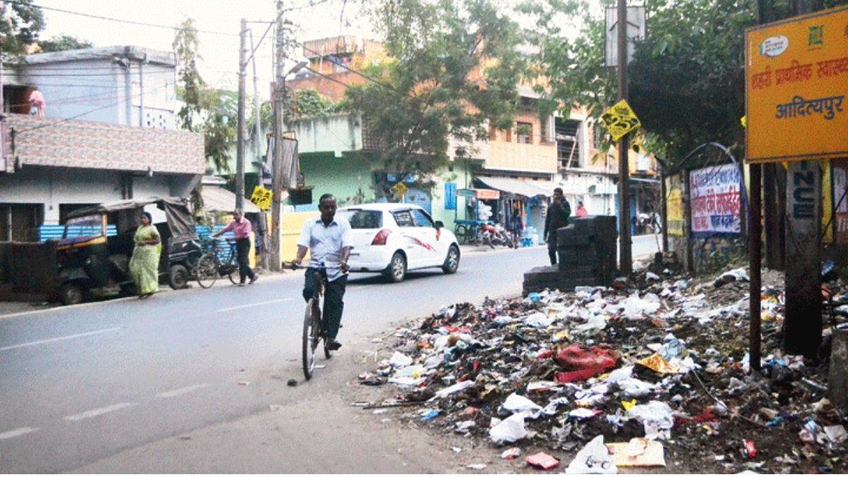 pile of dirt in the city risk of serious diseases increased in monsoon people are upset due to heaps of garbage everywhere