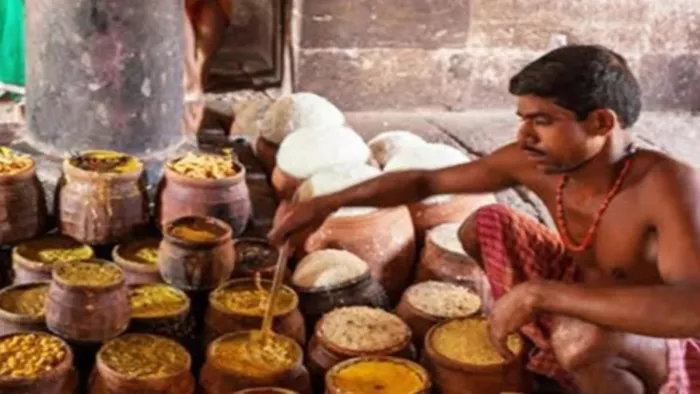 देश-दुनिया से लाखों श्रद्रालु प्रभु का महाप्रसाद पाने पुरी धाम पहुंचते हैं।
