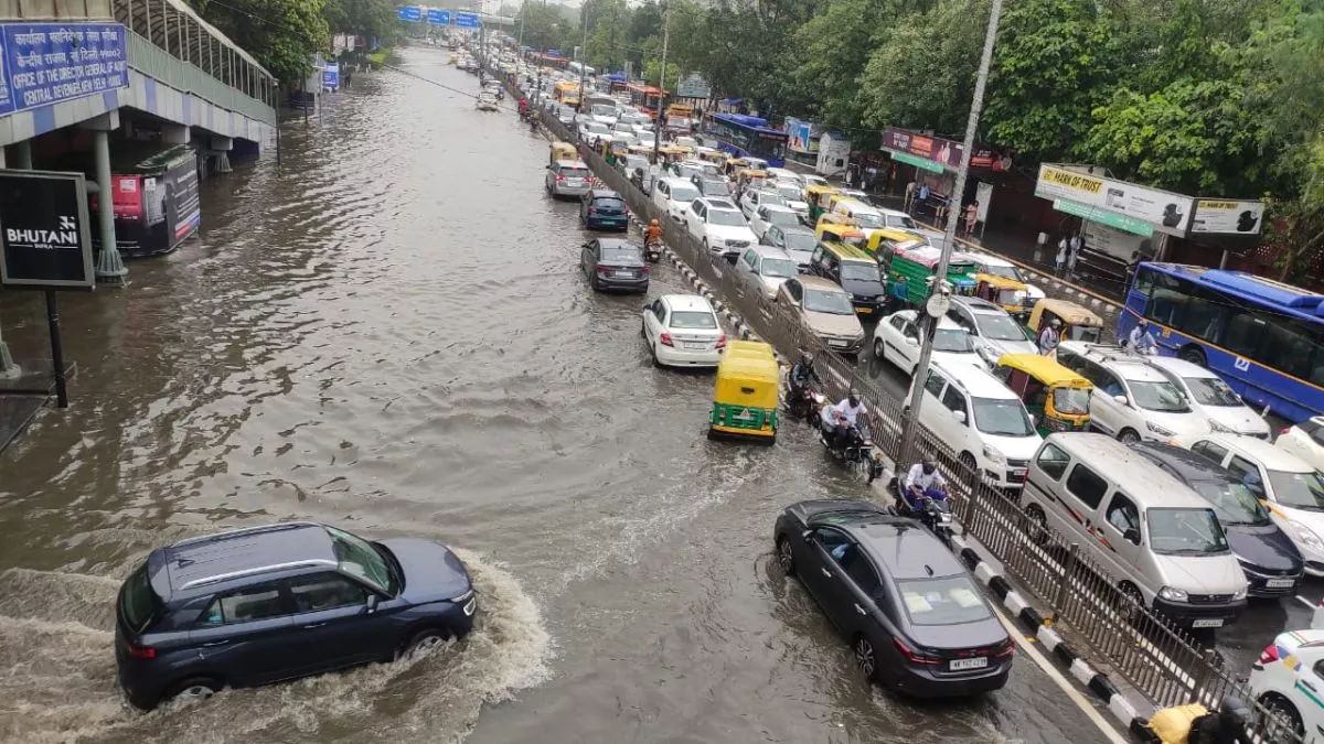 LIVE Delhi-NCR News Updates: भारी बारिश के कारण जनजीवन अस्त-व्यस्त, गृह मंत्री अमित शाह ने LG से की बात