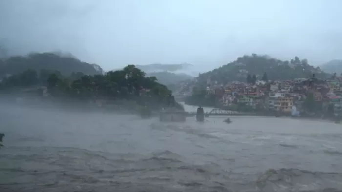 कहीं ढहा पुल तो कहीं मंदिर हुआ जलमग्न, हिमाचल में भारी बारिश से मचा कोहराम