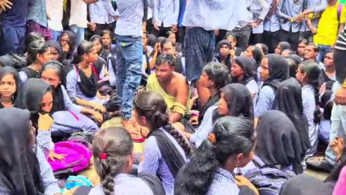ड्राइवर को बंधक बना धरना पर बैठी छात्राएं