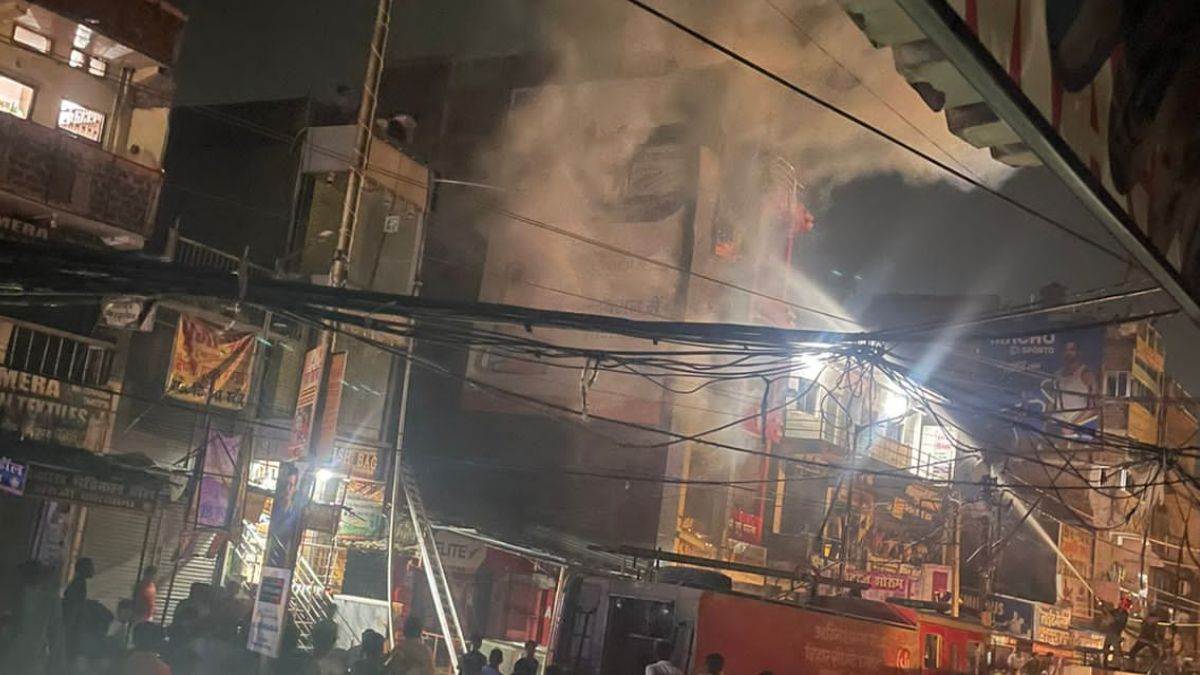 massive fire breaks out in two cloth shops in aurangabad panic in market fire brigades present at spot