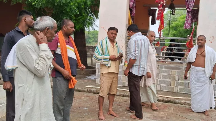 Mathura: सुरीर स्थित चामड़ मंदिर में पशु बलि की सूचना पर एकत्रित ग्रामीण। फोटो जागरण