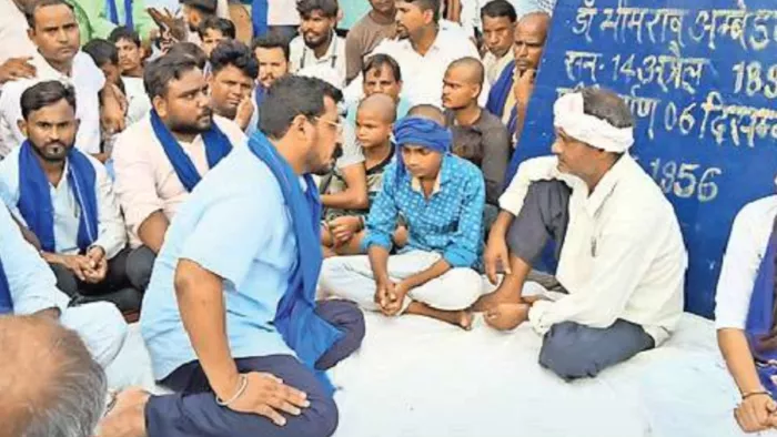 हाथरस के गांव सोखना में मृत सोनदेवी व राजकुमारी के स्वजन को सांत्वना देते नगीना सांसद चंद्रशेखर आजाद l जागरण