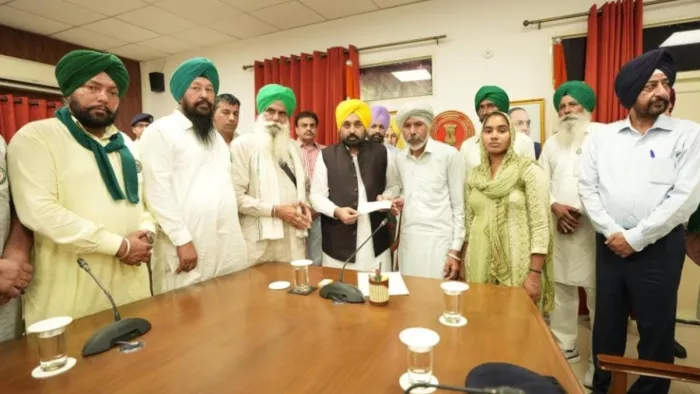 Punjab: शुभकरण सिंह के परिवार को चेक सौंपते सीएम मान