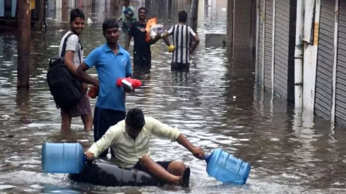 यूपी के कई गांवों में आई बाढ़ - प्रतीकात्मक तस्वीर।