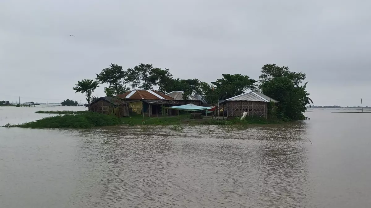 Flood In Bihar: नदियों में बढ़-घट रहा पानी, तटबंध के अंदर बाढ़ के हालात; अलर्ट मोड पर प्रशासन