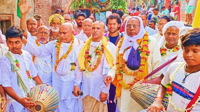 Mudiya Purnima Mela 2024: गोवर्धन स्थित महाप्रभु मंदिर से निकलती मुड़िया शोभायात्रा में शामिल संतगण। फोटो जागरण आर्काइव