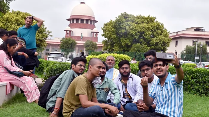 सुप्रीम कोर्ट ने फिर से नीट परीक्षा कराने की मांग पर सुनवाई करते हुए सावधानी बरतने की सलाह दी।