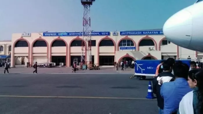 इंडिगो प्रबंधन की लापरवाही से परेशान रहे यात्री। (सांकेतिक फोटो)