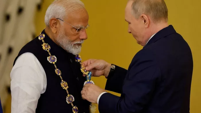 व्लादिमीर पुतिन ने पीएम मोदी को सर्वोच्च नागरिक सम्मान से किया सम्मानित। (फोटो- एएनआई)