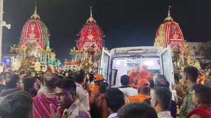 घायल सेवकों को एम्बुलेंस से अस्पताल ले जाते हुए कर्मी।