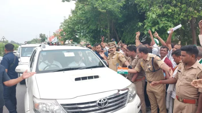 लखनऊ में अचानक रुक गया राहुल गांधी का काफिला।