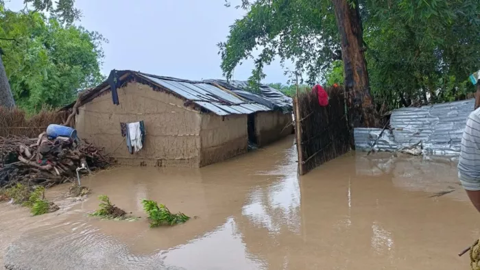 खटीमा के मेलाघाट के वन महोलिया में लोगों के घरों में घुसा जगबूढ़ा नदी का पानी। जागरण