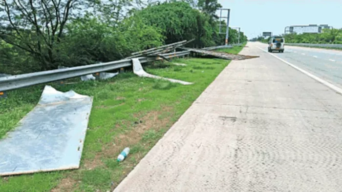 Yamuna Expressway: खंदौली में यमुना एक्सप्रेस-वे पर होर्डिंग्स भी टूटे पड़े हैं। जागरण
