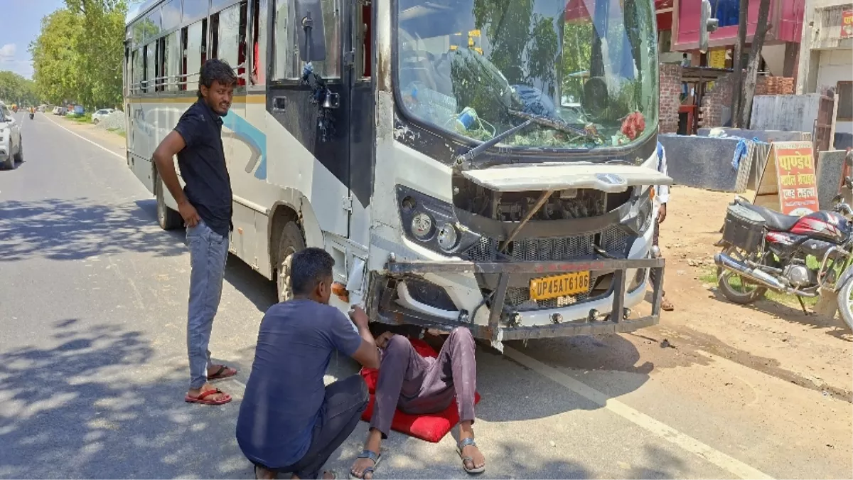 Ambedkarnagar News: प्रयागराज जा रही प्राइवेट बस में लगी आग, बाल-बाल बचे यात्री