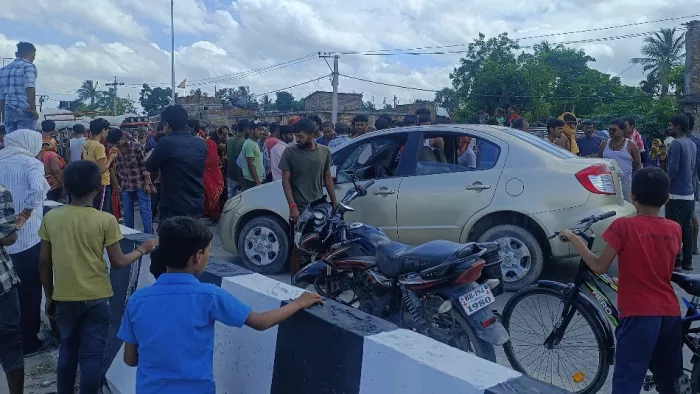 सड़क हादसे के बाद घटनास्थल पर जुटी लोगों की भीड़