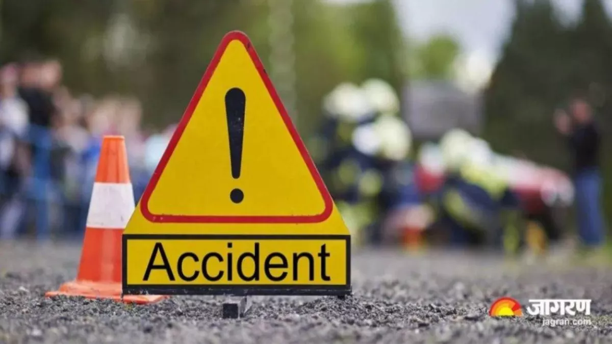 ओवरटेक के चक्कर में तेज रफ्तार से चल रहे मिनी ट्रक व कंटेनर आमने-सामने टकराए, ट्रक के चालक व खलासी की मौत
