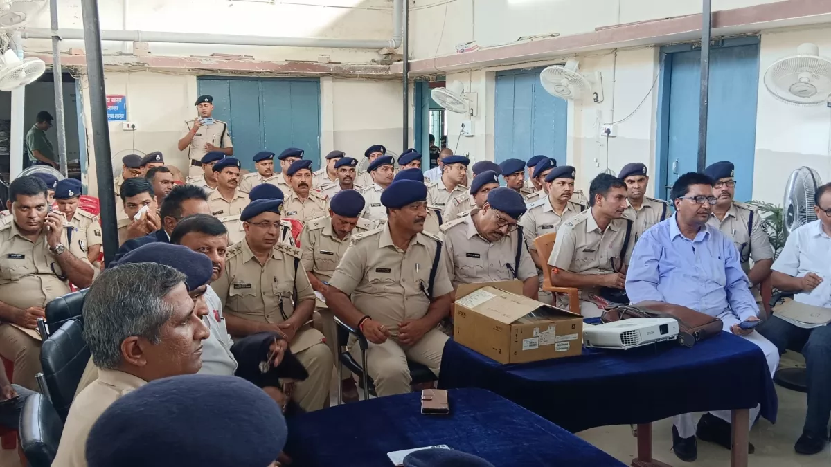 बगहा SP सुशांत कुमार ने लगाई थानाध्यक्षों की क्लास, इस बात को लेकर रिव्यू मीटिंग में फटकारा