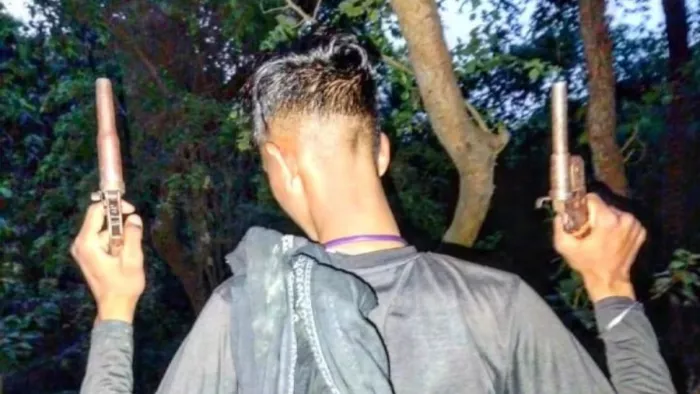 इंटरनेट मीडिया पर हथियार लहराते युवकों का वीडियो वायरल। जागरण फोटो