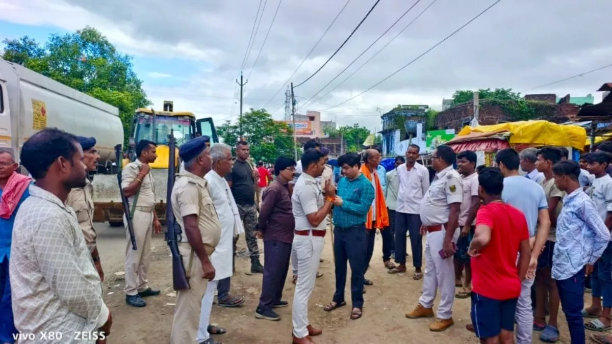 Bulldozer Action: बांका के इस हाईवे पर गरजा बुलडोजर, कांवड़ियों को मिली राहत; दुकानदारों को सख्त चेतावनी