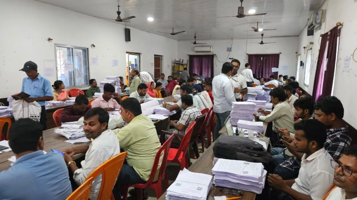 Bihar News: वोटर बिहार की, वेरिफिकेशन उत्तर प्रदेश के कागजात से; विवाहिताओं के सामने सबसे बड़ी टेंशन!