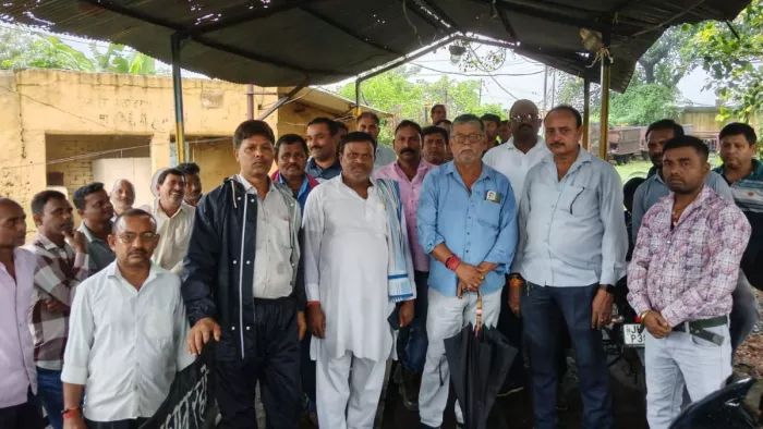 रामकनाली वर्कशाप के समीप हड़ताल के समर्थन में जुटे बंद समर्थक। जागरण फोटो