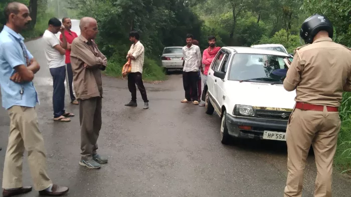 निजी गाड़ी में सवारी ढोने पर कार्रवाई करती पुलिस।