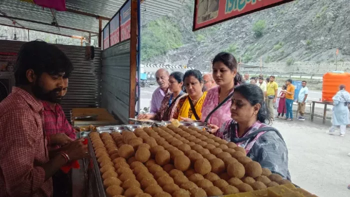 श्रीमणि महेश अमरनाथ सेवा सीमिति जगाधरी के रामबन में लगे भंडारे से प्रसाद ग्रहण करते श्रद्धालु।