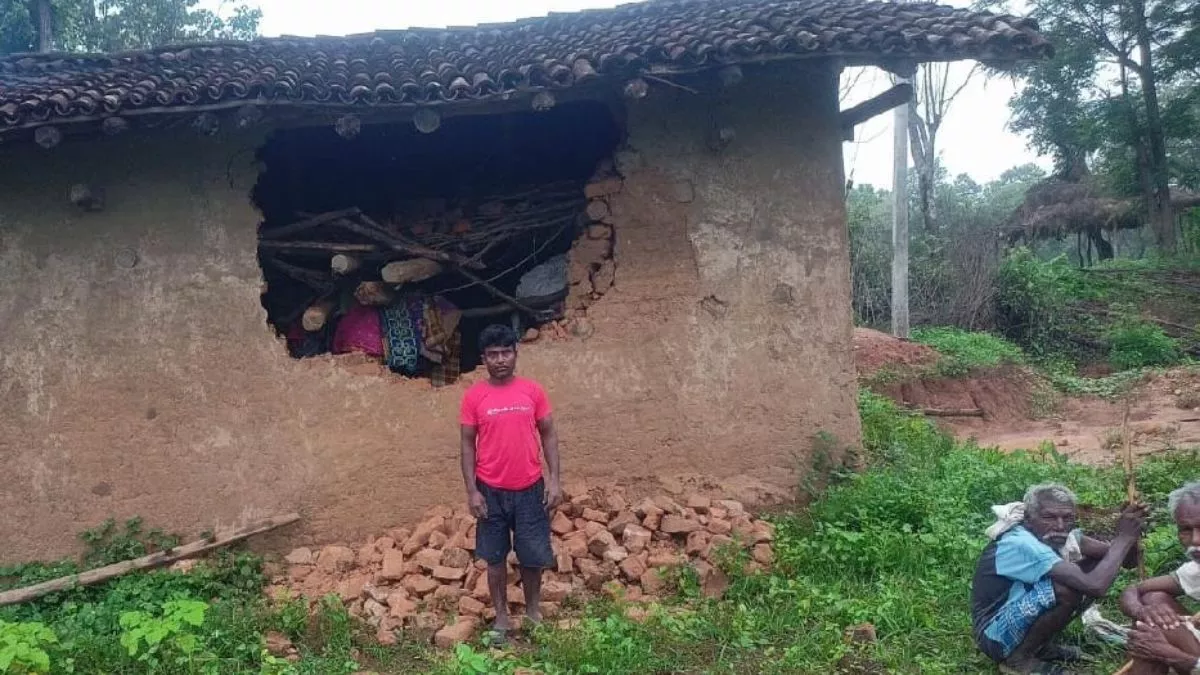 Jharkhand News: हाथियों के दहशत में गुजर रही ग्रामीणों की रातें, कई घरों को पहुंचाया नुकसान