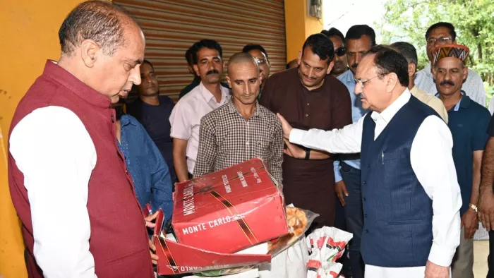 जिला मंडी के नाचन में बाढ़ पीड़ित को राहत सामग्री देते जेपी नड्डा व साथ हैं जयराम ठाकुर।