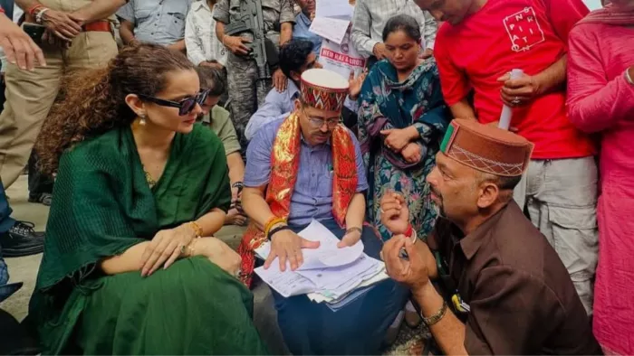 कुल्लू में एक कार्यक्रम के दौरान लोगों से संवाद करतीं सांसद एवं अभिनेत्री कंगना रनौत।