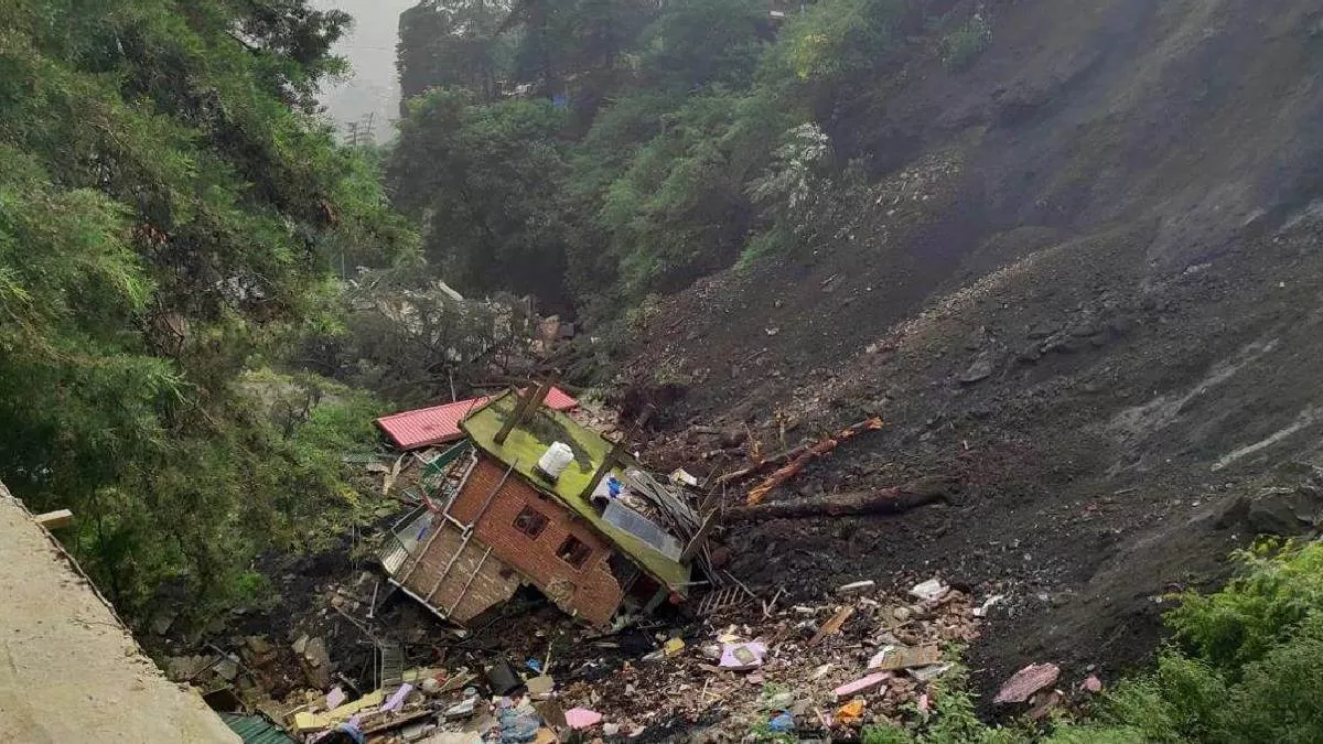 Landslide in Poonch: जम्मू-कश्मीर के पुंछ में भूस्खलन, कई मकान क्षतिग्रस्त; सुरक्षित स्थान पर गए लोग