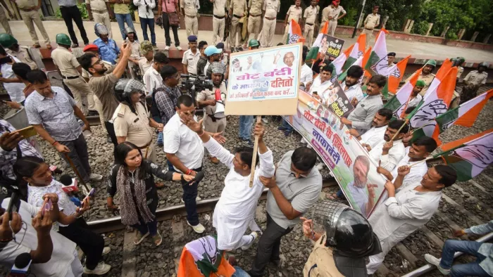 लेफ्ट यूनियन के लोग जादवपुर रेलवे स्टेशन पर पहुंचे और ट्रैक ब्लॉक कर दिया।
