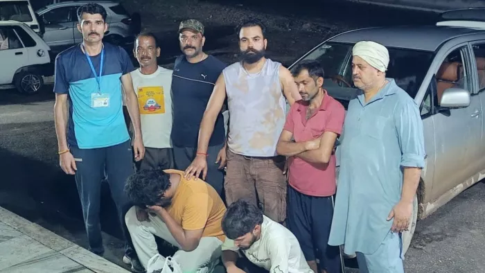 32 मील में नूरपुर पुलिस की ओर से चरस के साथ पकड़े गए युवक।