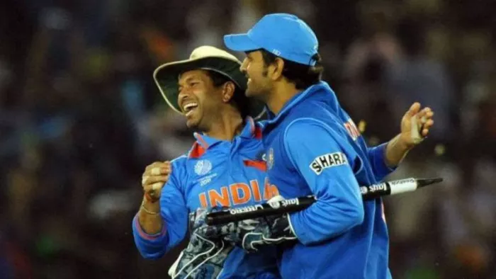 सचिन तेंदुलकर और एमएस धोनी जीत का जश्न मनाते हुए