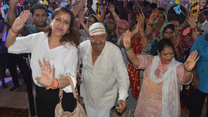 जम्मू से श्रीनगर जाने वाले वाहनों के लिए समयसीमा निर्धारित की गई है, फिर भी श्रद्धालु यात्रा कर रहे हैं।